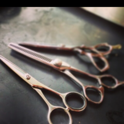 セニングシザーで量を軽くするのはパサパサになるんですか?