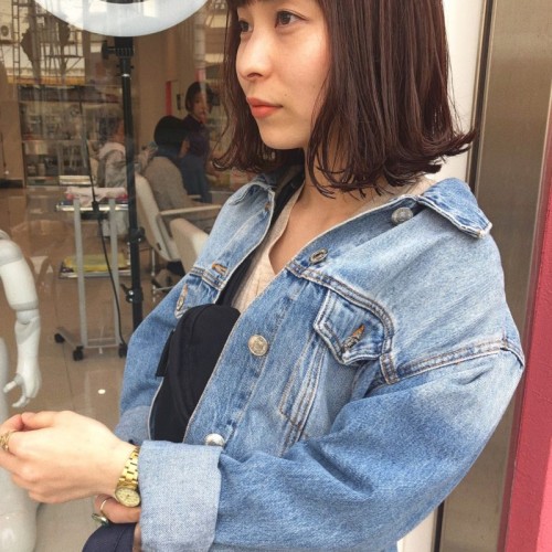 伸ばしかけの髪は外ハネボブスタイルで軽やかに★