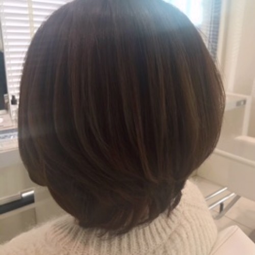 大人女子に人気!「ベージュカラー×大人ショート」